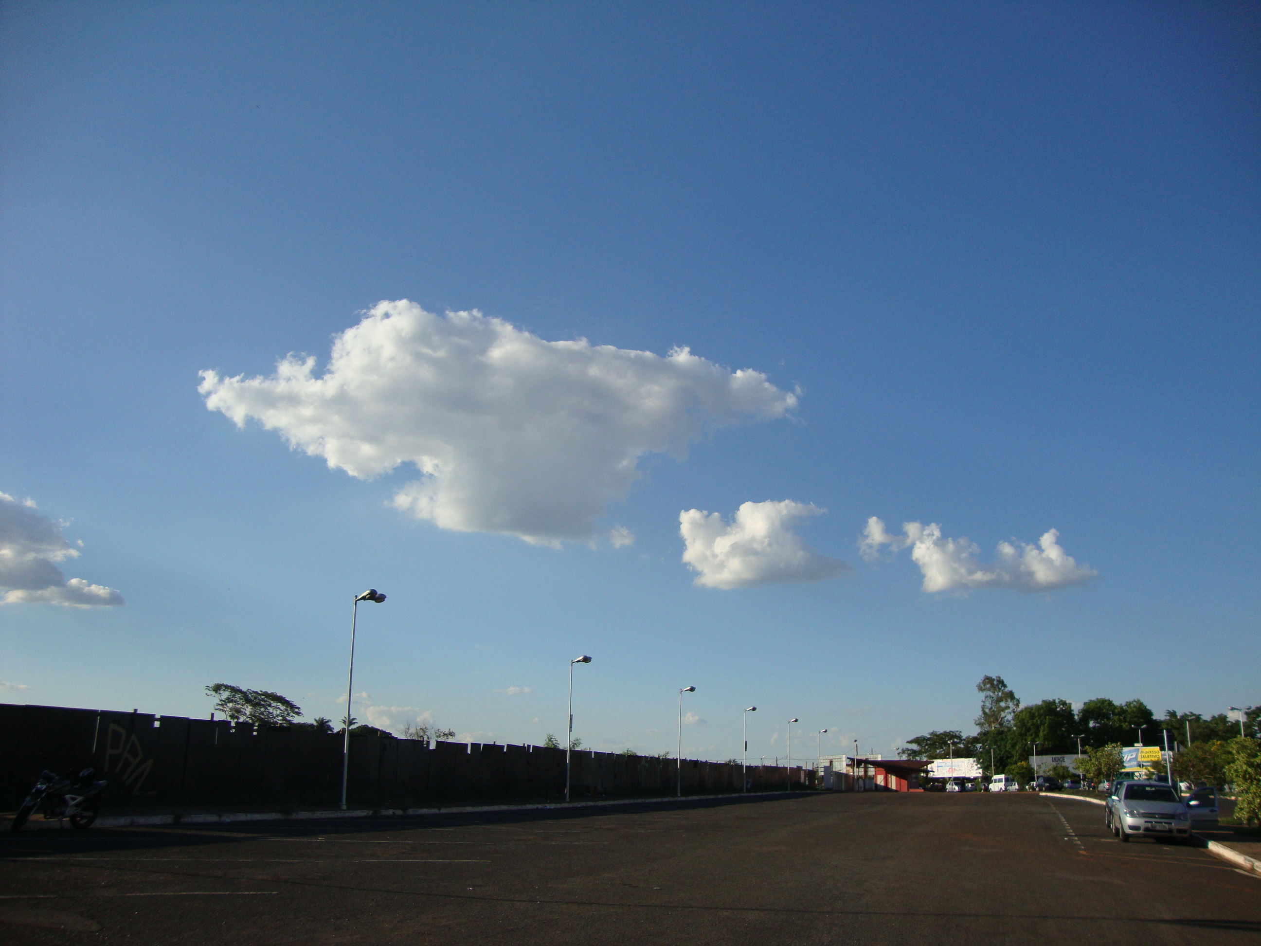 Cumulus solitários e céu de um lindo azul em São José do Rio Preto-SP