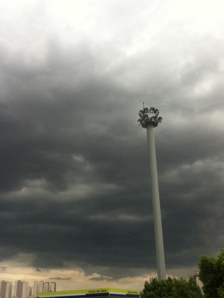Uma tempestade chegando em São Bernardo do Campo: 12/01/2012