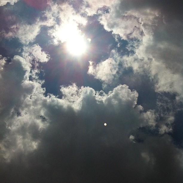 Mais nuvens Cumulus em torno do disco solar