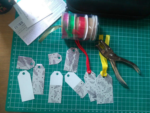 Reaproveitando embalagens bonitas: fazendo gift tags