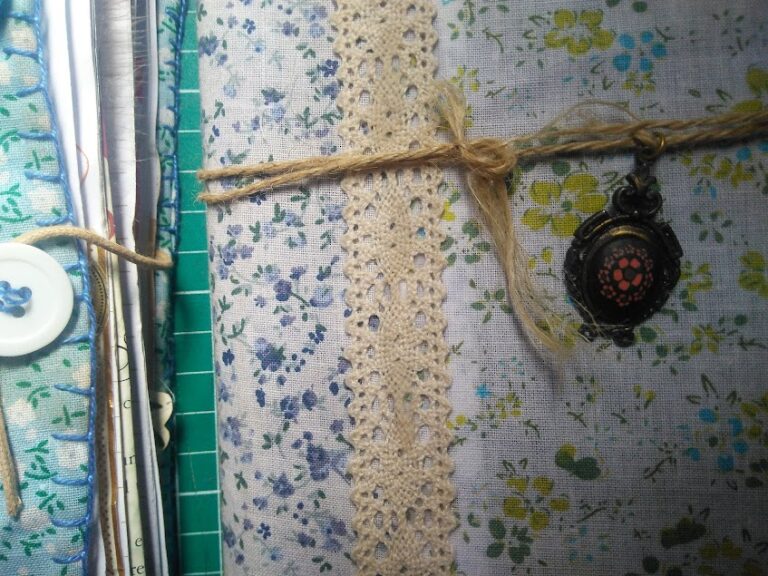 Dicas de penduricalhos (embellishments) para seu junk journal