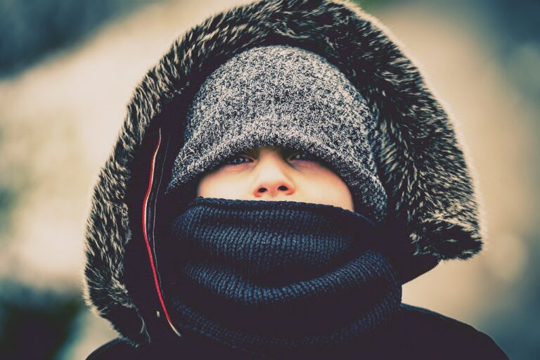 Por que a gente leva choque quando está frio?