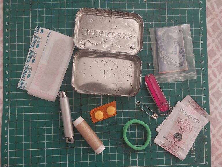 Montando kit de sobrevivência em uma lata de Altoids