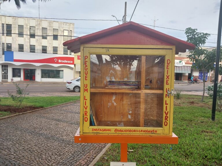 A pequena estante dos horrores