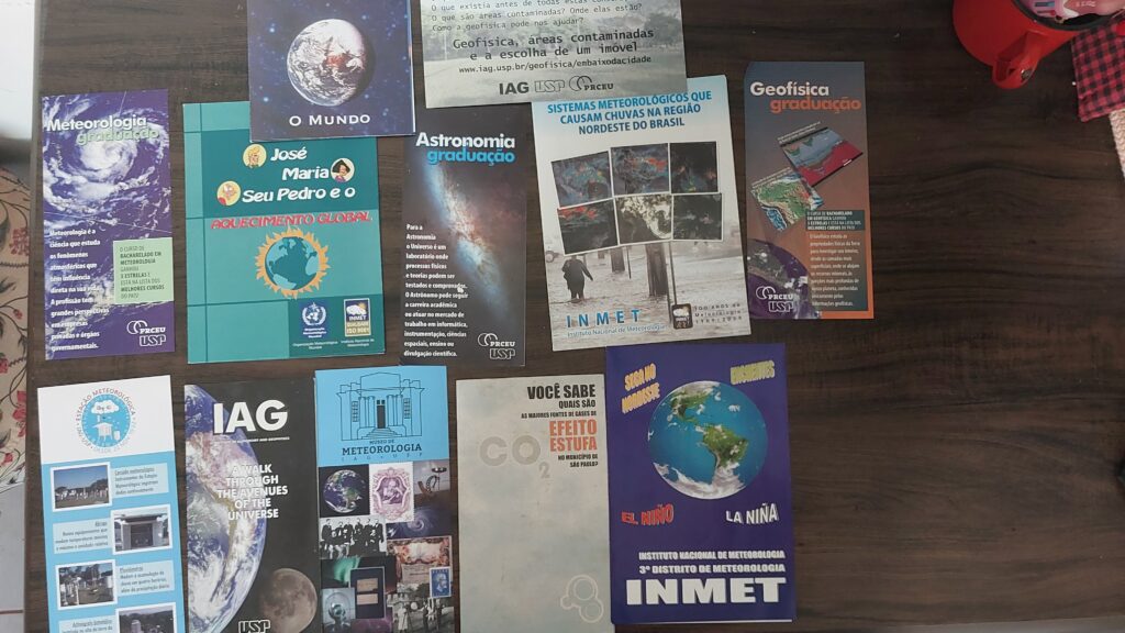 Diversos folhetos de divulgação de Meteorologia, Astronomia e Geofísica. Predominam os de Meteorologia. 