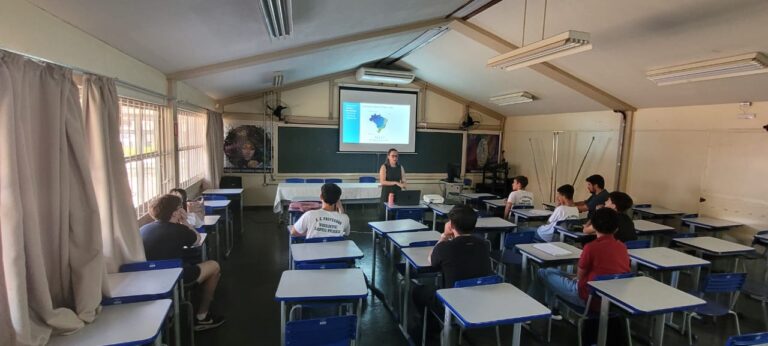 Apresentando meu trabalho para alunos de IC Jr.