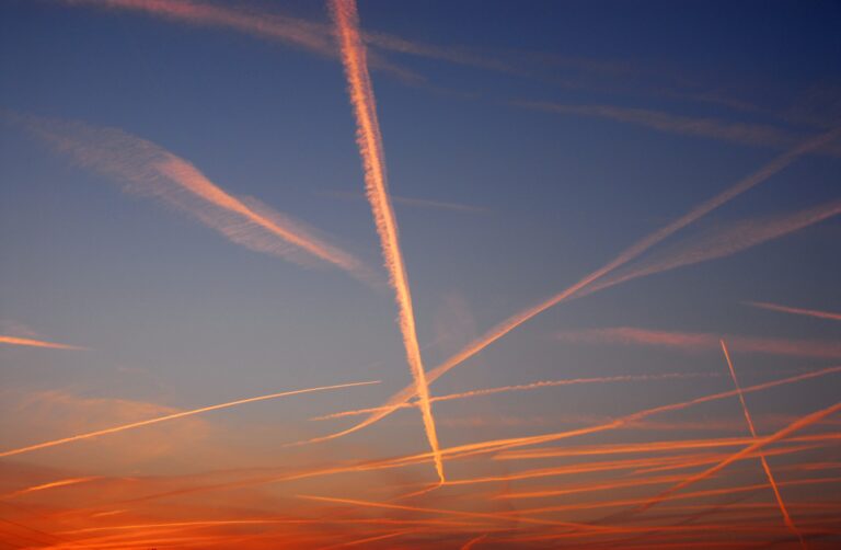 Contrails: eles apareceram antes do OVNI paranaense